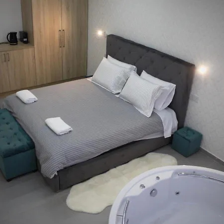 Apartment Purple Orange Luxury Suites